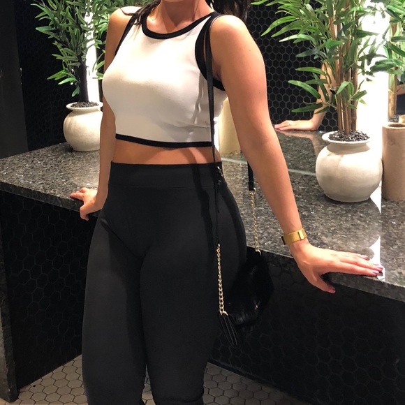Black and white crop top - Picture 1 of 2